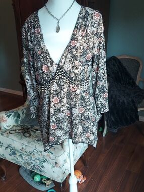 Source Unknown Black and Pink Boho V-Neck Tunic